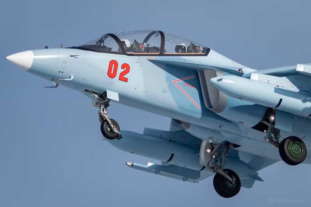 Ngoài đáp ứng nhu cầu trong nước, Yak-130 cũng ra sức quảng bá trên thế giới và bước đầu giành được nhiều thắng lợi lớn. Hiện Irkutsk đã bàn giao gần trăm chiếc Yak-130 cho 6 quốc gia gồm: Algeria, Bangladesh, Belarus, Lào, Myanmar. Ảnh: NSKplanes