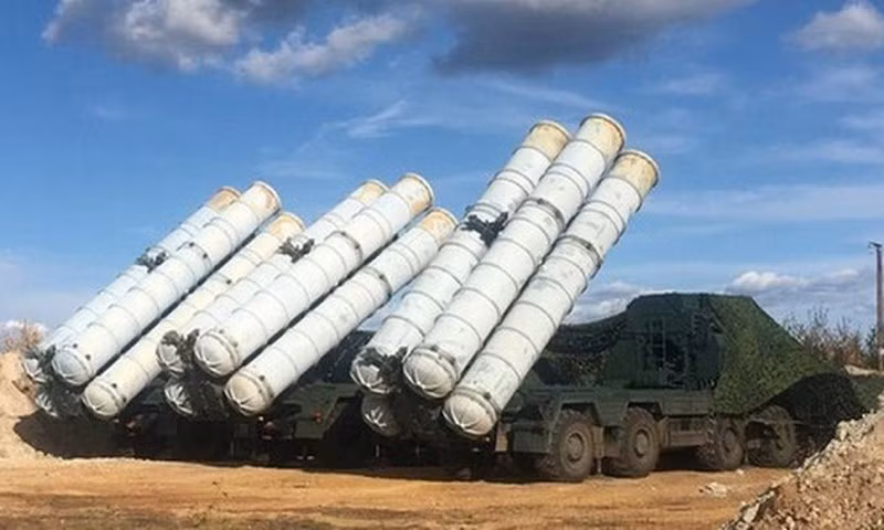 Theo báo cáo công khai, hệ thống phòng không S-300 của quân đội chính phủ Syria, mặc dù được Nga viện trợ đã lâu, nhưng không được sử dụng trong chiến đấu thực tế; cho dù hệ thống S-300 được triển khai gần biên giới Israel.