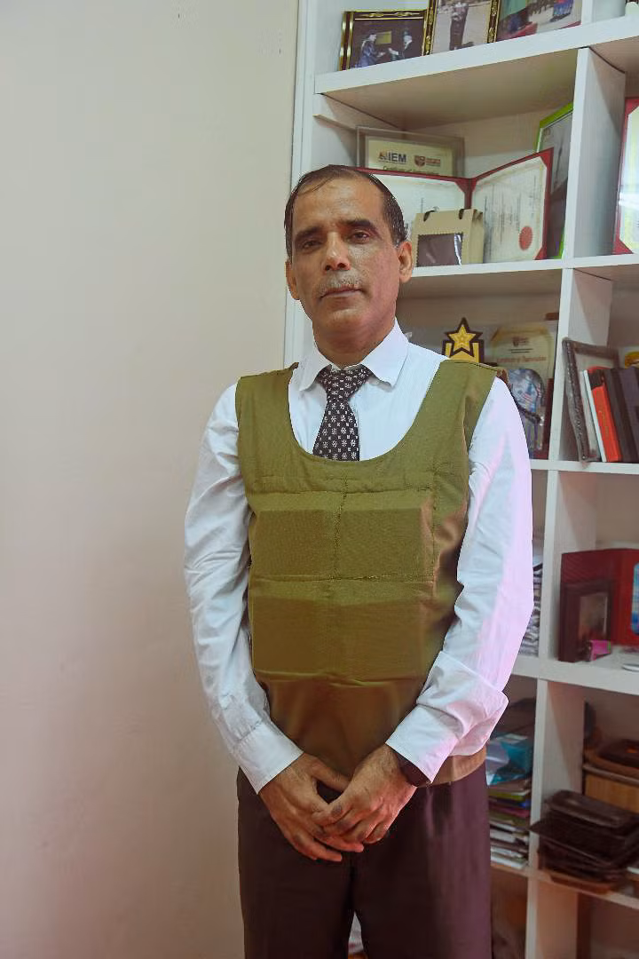 Theo đó, một cuộc thử nghiệm đã được thực hiện với việc sử dụng súng bắn đạn 7.62mm vào áo từ khoảng cách gần, chỉ 15m cùng sơ tốc đầu đạn vào khoảng 838m/s. Cuộc thử nghiệm được thực hiện tại Viện Nghiên cứu Khoa học và Công nghệ Quốc phòng (STRIDE), bang Selangor của Malaysia. Ảnh: Tiến sĩ với chiếc áo giáp chống đạn độc đáo mà ông và nhóm của ông đã chế tạo.