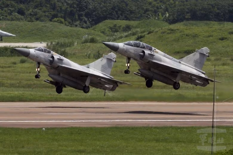 Không chỉ trong lĩnh vực hải quân, không quân Đài Loan hiện cũng đang có trong biên chế 60 máy bay tiêm kích Mirage-2000 cũng do Pháp chế tạo và bán cho Đài Loan trong thập niên 1990. Ảnh: Biên đội máy bay Mirage-2000 của Đài Loan cất cánh