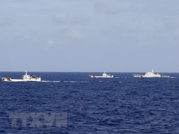 Sau sự kiện Trung Quốc đưa dàn khoan Hải Dương 981 trái phép vào vùng biển nước ta năm 2014, nhận thấy rằng những chiếc TK-1482C lượng giãn nước hơn 400 tấn trong biên chế Kiểm ngư lúc đó là chưa đủ, vẫn lắp vế trong cuộc đấu với các tàu Trung Quốc. Đặt yêu cầu cấp thiết cần có một loại tàu tuần tra to hơn, khoẻ hơn, có thể đi biển dài ngày hơn. Ảnh: Tàu tuần tra TK-1482C của Kiểm ngư Việt Nam và tàu Hải cảnh Trung Quốc trong sự kiện HD-981. Nguồn: TTXVN.