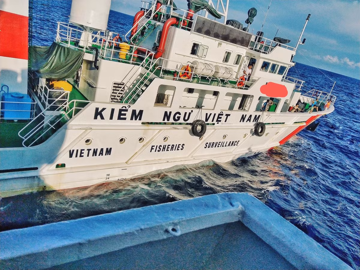 Ngoài ra, các tàu Kiểm ngư KN-750 đều được trang bị hệ thống liên lạc vệ tinh VSAT vô cùng hiện đại, giúp kết nối nhanh chóng với đất liền, thông tin kịp thời về tình hình trên biển cho sở chỉ huy, liên lạc với các tàu khác trong biên đội, tạo mạng lưới liên lạc mạnh mẽ, hỗ trợ lực lượng của ta nắm bắt nhanh chóng các tình huống. Ảnh: Cận cảnh trang thiết bị trên tàu KN-750.