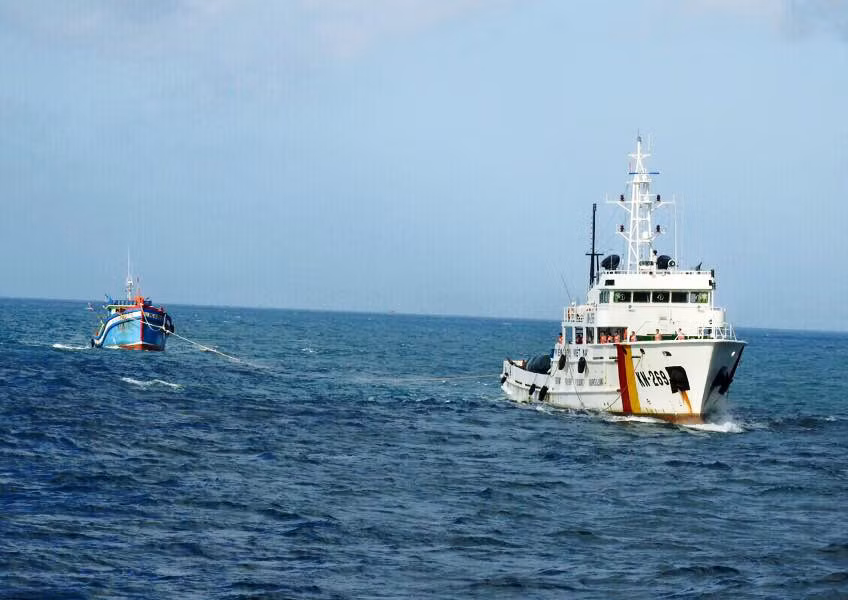 Về vũ khí phi sát thương, tàu được trang bị 2 vòi rồng ở phía sau nóc carbin và hệ thống LRAD do Việt Nam tự sản xuất. LRAD là hệ thống tác động bằng âm thanh, chuyên dùng để đối phó với cướp biển hay các cuộc xung đột nhỏ trên biển. Ảnh: Tàu KN-750 của chi đội Kiểm ngư số 2 cứu kéo tàu cá ngư dân gặp nạn trên biển về bờ.