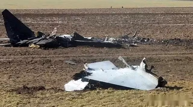Một nguồn tin trong quân đội Libya đã công bố đoạn video ghi lại cảnh máy bay MiG-29 bị bắn rơi, cho thấy chiếc tiêm kích này không bị rơi do lỗi kỹ thuật, mà bị bắn hạ bởi một tên lửa phòng không trên mặt đất; phi công sau đó phóng dù và bị Quân đội GNA gần đó bắt giữ. Ảnh: Những mảnh vỡ còn lại của chiếc MiG-29 - Nguồn: Sina