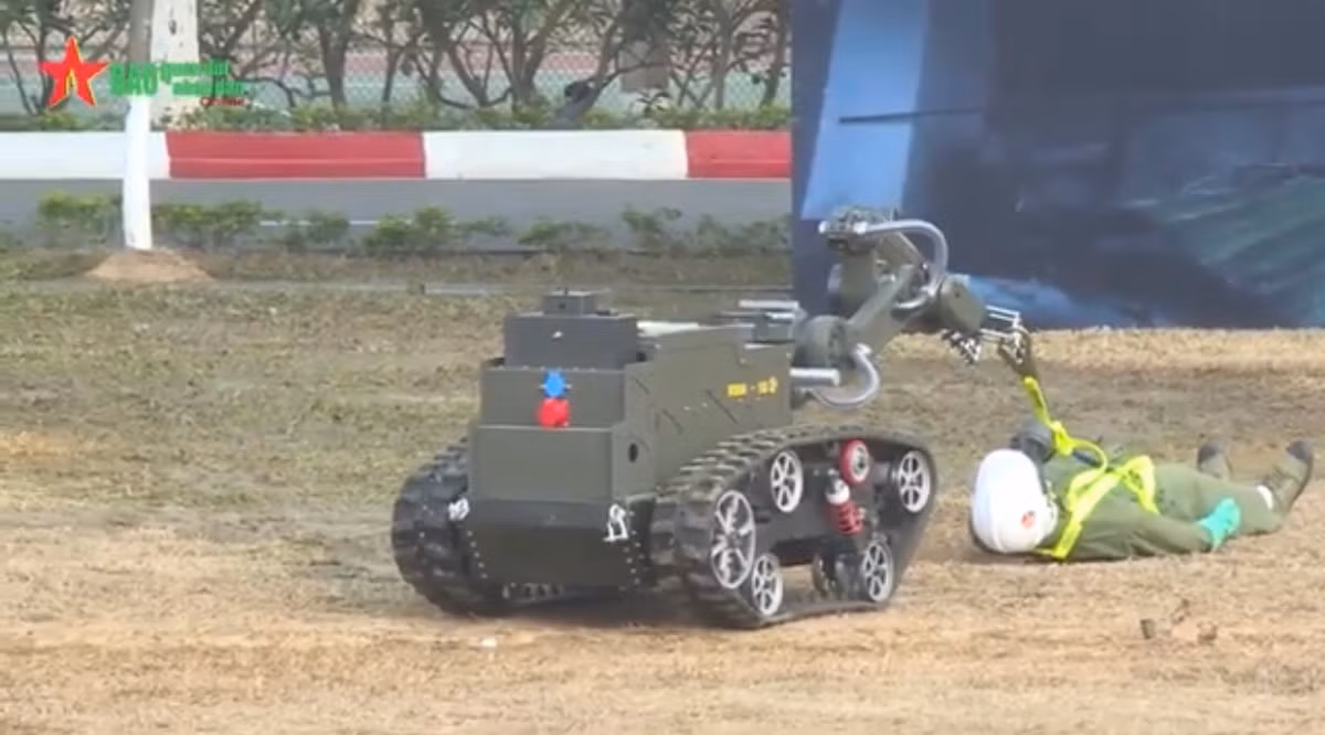 Ngoài ra nó còn có thể hỗ trợ, cứu kéo các nạn nhân bị mắc kẹt, bị thương ở những khu vực con người không thể hoặc khó có thể tiếp cận. Ảnh: Robot RBH-18 đang thực hiện cứu kéo nạn nhân bị thương trong diễn tập.