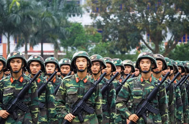 Có thể nói rằng, súng tiểu liên M-16A2 Việt Nam có "cảm hứng" dựa trên carbin M4A1 của Mỹ với nền tảng là súng tiểu liên M-18 do nhà máy Z-111 sửa đổi, chế tạo. Dù vậy, súng M-16A2 có nòng dài hơn đáng kể so với M-18 và khá tương đồng với M4A1 đồng thời cũng loại bỏ phần tay xách trên súng, thay bằng ray Picatinny. Ảnh: Khối chiến sĩ Việt Nam với súng tiểu liên M-18.