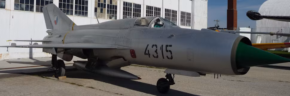 Nó có thể bay tối đa 1400km và 1770km nếu trang bị thêm thùng dầu phụ. Ảnh: Một chiếc MiG-21 PF của không quân Nam Tư.