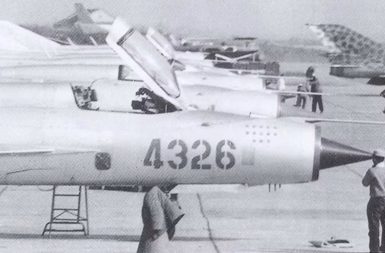 Có một điểm đặc biệt mà những phiên bản MiG-21 đầu tiên được Liên Xô viện trợ cho ta như MiG-21F13 hay MiG-21PF là các máy bay này đều sử dụng thiết kế kính buồng lái mở về phía trước thay vì kéo ra sau như các thiết kế MiG đời trước hoặc mở sang bên như các máy bay MiG-21 đời sau này. Ảnh: MiG-21PF của không quân Việt Nam.