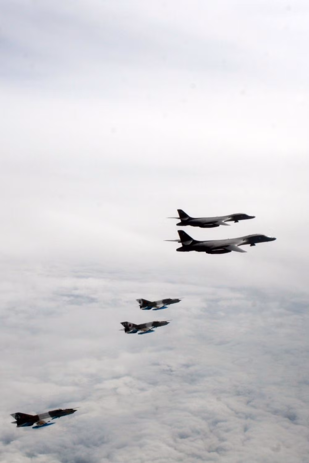 Điều đặc biệt là những chiếc MiG-21 của Romania các đây không lâu cũng đã xuất kích cùng các máy bay F-16 của Thổ Nhĩ Kỳ đánh chặn những máy bay ném bom chiến lược Tu-22M3 của Nga trên không phận biển Đen. Ảnh: Phi đội MiG-21 của Không quân Romania bay cùng B-1 Lancer của Mỹ.
