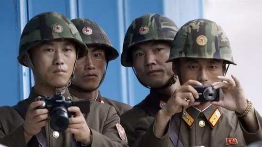 Bà Kim Yo Jong - Em gái nhà lãnh đạo Kim Jong Un hôm 13/6 cũng đã chỉ thị Bộ Tổng tham mưu quân đội Triều Tiên thực hiện các hành động tiếp theo với Hàn Quốc, đồng thời xem xét kế hoạch đưa quân vào các khu vực phi quân sự. Vậy quân đội Triều Tiên hiện nay có những vũ khí và bao nhiêu quân đang hướng về phía Hàn Quốc ? Ảnh: Binh sĩ quân đội Triều Tiên.