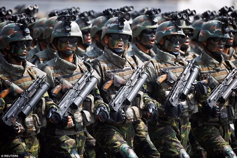 Ngoài ra, ở khu vực Kaesong còn có 2 sư đoàn Triều Tiên đóng giữ là Sư đoàn 6 và Sư đoàn 64 với quân số tổng cộng khoảng 30.000 quân. Ảnh: Binh sĩ Triều Tiên trong một cuộc duyệt binh.