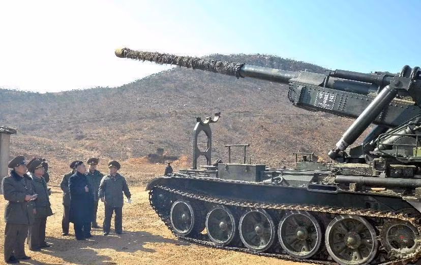 Pháo tự hành M-1978 Koksan cỡ nòng 170mm được Triều Tiên phát triển và lần đầu công khai năm 1978. Đây cũng là loại pháo sử dụng cỡ nòng 170mm duy nhất trên thế giới, có uy lực vô cùng mạnh mẽ và tầm bắn xa. Ảnh: Nhà lãnh đạo Kim Jong Un tham quan pháo tự hành M-1978 Koksan.