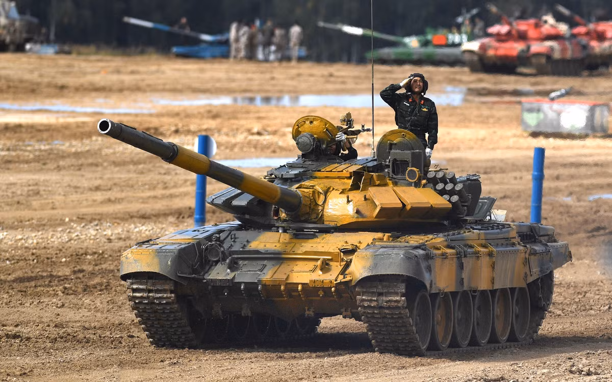 Đầu tiên là xe tăng T-72B3 mod 2011, so với loại T-90S/SK mà QĐND Việt Nam đã nhập khẩu 64 chiếc, T-72B3 kém hơn ở một số tham số kỹ thuật như giáp bảo vệ, động cơ. Ảnh: Báo Nhân dân