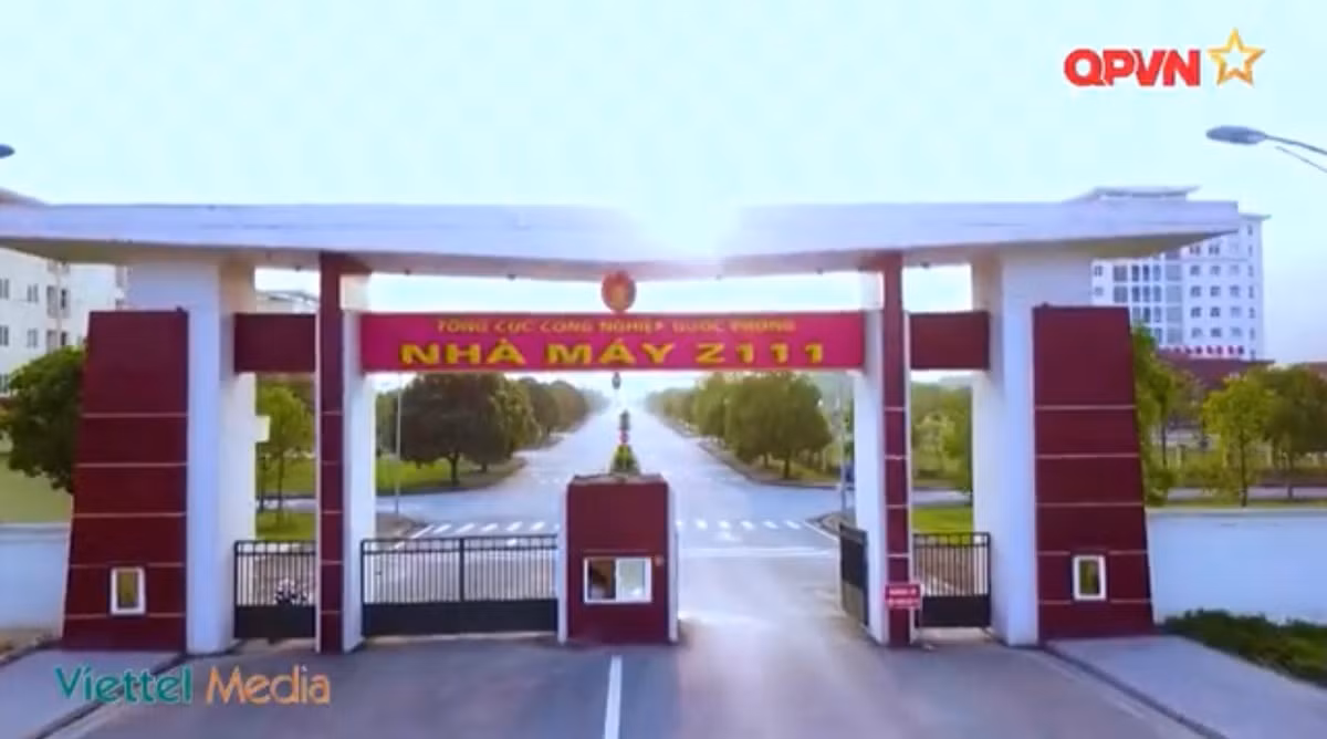 Nhà máy Z-111 Tổng cục Công nghiệp Quốc phòng là nhà máy sản xuất súng bộ binh trong biên chế quân đội ta lớn nhất hiện nay, với nhiều công nghệ cũng như quy trình hàng đầu thế giới, cho ra các sản phẩm chất lượng, đáng tin cậy. Ảnh: Cổng chào của nhà máy Z-111.