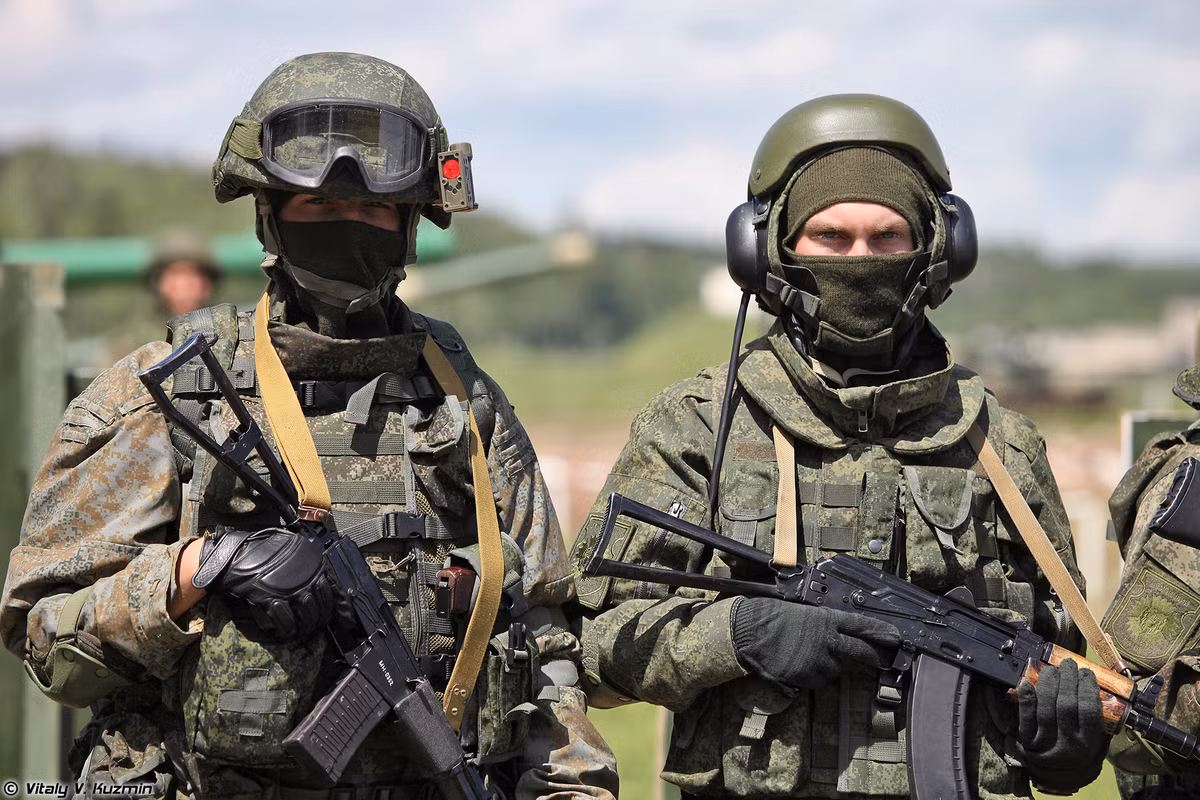 Năm 2019, Quân đội Nga đã đặt mua 150.000 khẩu súng trường tấn công AK-12 và AK-15 để trang bị cho người lính của họ; AK-12 và AK-15 sở hữu nhiều tính năng cải tiến và sẽ trở thành vũ khí tiêu chuẩn cho người lính bộ binh, ĐBĐK và HQĐB; trở thành một phần trong trang bị tác chiến cho người lính tương lai, mang tên Ratnik của Quân đội Nga. Ảnh: Lính bộ binh Nga với trang phục Ratnik - Nguồn: Wikipedia.