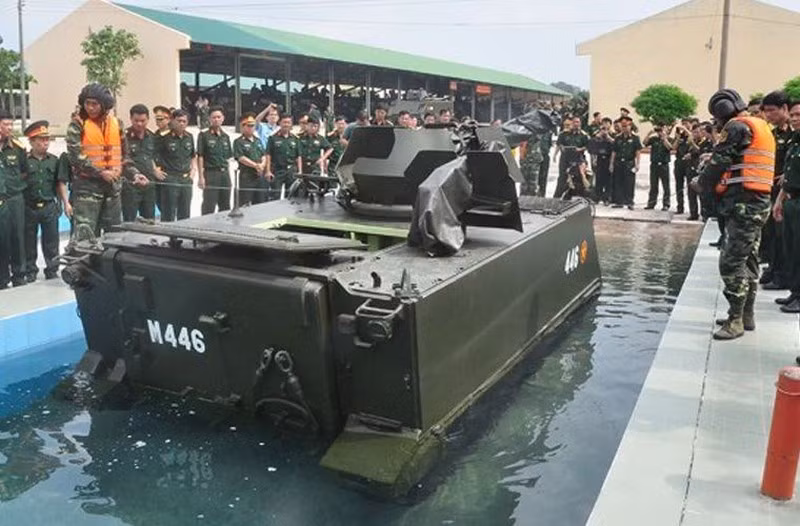 Hệ thống súng cối tự hành M113-100 được phát triển trên cơ sở sử dụng khung gầm xe thiết giáp chở quân M113 do Mỹ sản xuất từ những năm 1960. Sau ngày 30/4/1975, quân đội ta thu giữ được số lượng rất lớn các xe thiết giáp M113 và tái sử dụng cho tới hôm nay. Ảnh: QĐND