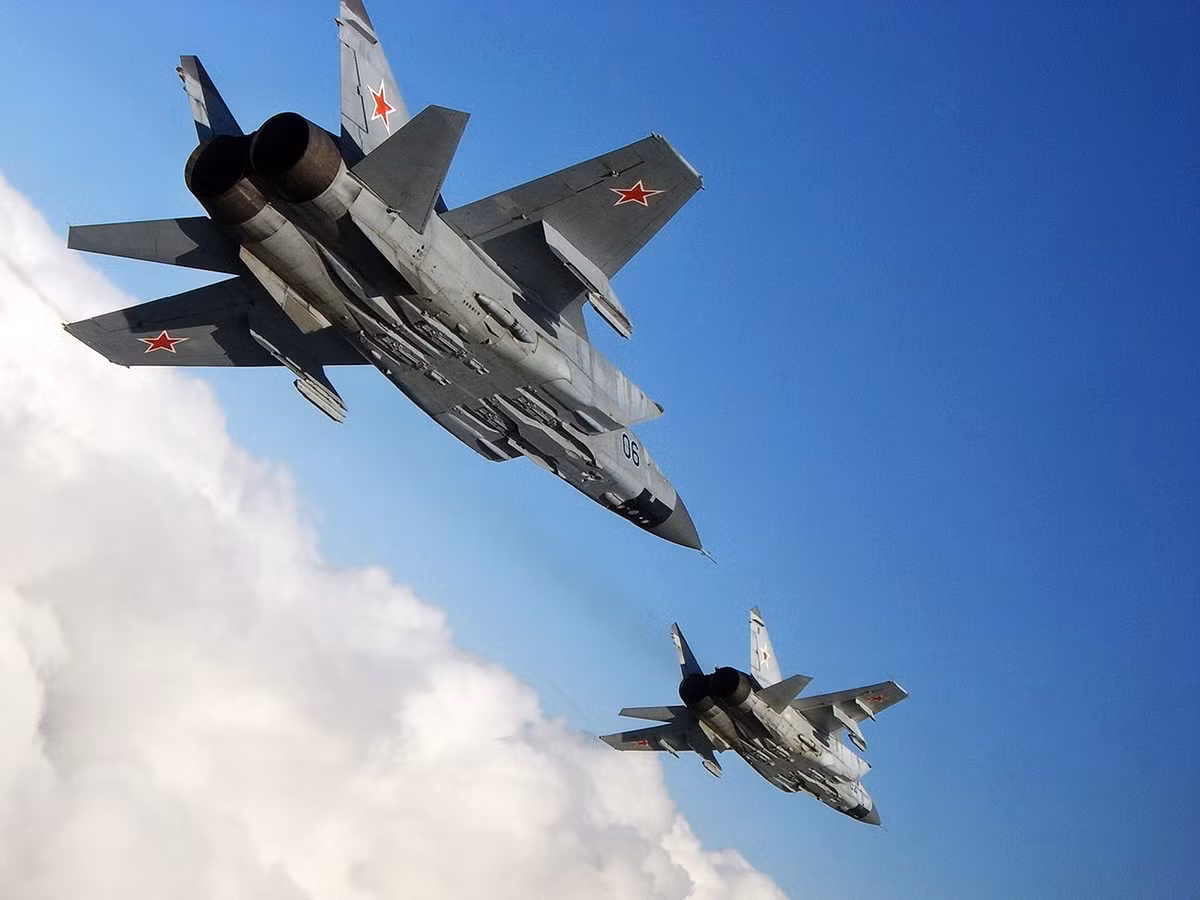 Andrey Silyakov là một nhân viên cần mẫn của chi nhánh Cơ quan Dự trữ Liên bang Nga (Rosrezev) tại Nizhny Novgorod. Ông này đã bị kết án vắng mặt và đã bị truy nã quốc tế trong một thời gian rất dài, trước khi trở về nhà thăm gia đình vào hồi tháng năm vừa qua vì cho rằng cơ quan điều tra đã quên đi những tội danh của mình. Ảnh: Biên đội tiêm kích MiG-31 của Không quân Nga.