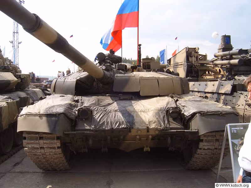 T-72B2 phiên bản cải tiến sâu của T-72 được công bố vào năm 2006, đã nâng cao giáp bảo vệ bằng giáp phản ứng nổ thế hệ 3 Relickt; trang bị hệ thống phòng hộ chủ động Shtora-1 để gây nhiễu tên lửa dẫn đường bằng laser và hồng ngoại; đồng thời T-72B2 được trang bị động cơ mạnh hơn, công suất 1.000 mã lực. Ảnh: Phiên bản T-72B2 - Nguồn: Wkipedia.