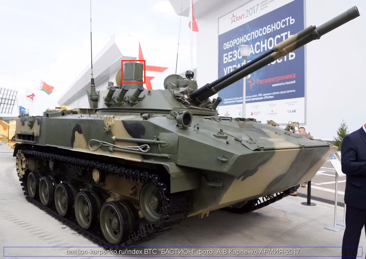 BMD của Nga cũng sở hữu thiết bị quan sát và phát hiện vượt trội; BMD mới nhất trong biên chế của quân đội Nga là BMD-4M được trang bị hệ thống quan sát toàn cảnh thế thệ mới nhất, có tính năng vượt trội so với các thiết bị quan sát trang bị trên IFV của Nga hiện nay. Ảnh: Hệ thống quan sát toàn cảnh ổn định trên hai mặt phẳng (đánh dấu ô vuông màu đỏ) của BMD-4 - Nguồn: TASS.