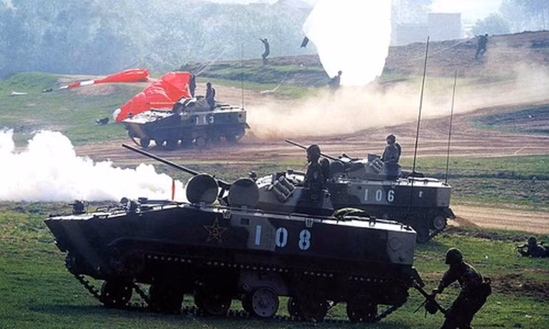 Chiếc ZBD-03 chỉ được trang bị tên lửa chống tăng có điều khiển (ATGM) HJ-73, được Trung Quốc chế tạo dựa trên mẫu 9K11 Malyutka (Việt Nam gọi là B72) do Liên Xô phát triển từ những năm 1960. HJ-73 là loại ATGM thế hệ 1, có tốc độ thấp, khó sử dụng; khả năng xuyên thép hạn chế. Ảnh: Những chiếc ZBD-03 trong một cuộc diễn tập - Nguồn: Sina.
