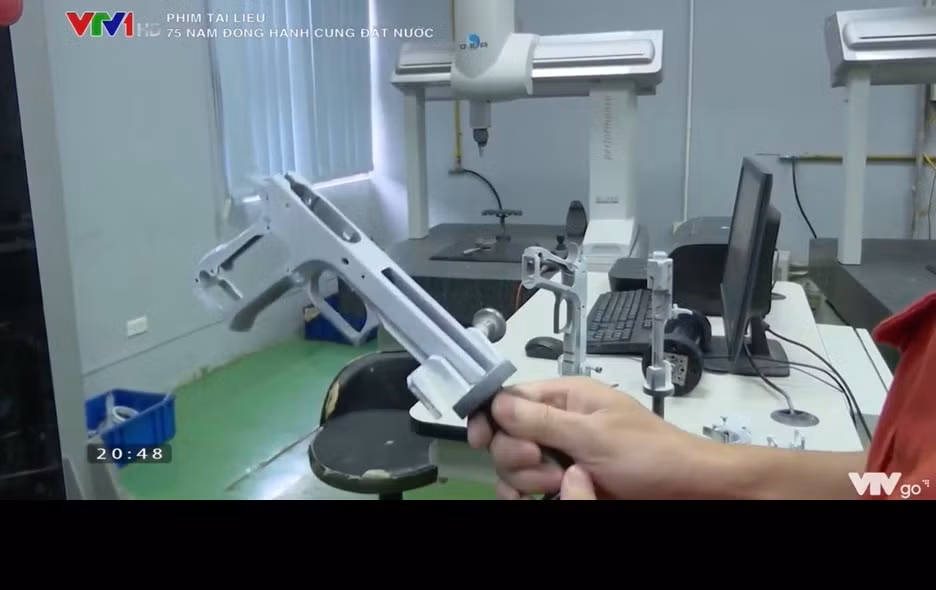 Mới đây, những hình ảnh công bố cũng cho thấy nhà máy Z-111 đang chế tạo loại súng ngắn Jericho 941 do hãng súng nổi tiếng IWI Israel thiết kế trong giai đoạn 1990. Súng sử dụng cỡ đạn 9x19mm Parabellum chuẩn NATO và vô cùng được ưu chuộng trên các dòng súng ngắn/tiểu liên trên thế giới. Cỡ đạn này cũng đã được Việt Nam sản xuất thành công để đảm bảo trang bị. Mẫu súng ngắn mới hứa hẹn sẽ được trang bị thay thế các loại súng do Liên Xô/Trung Quốc và Việt Nam chế tạo trước đó đã dần lạc hậu. Ảnh: Thân súng Jericho 941 do nhà máy Z-111 chế tạo - Nguồn: Phim tài liệu "75 đồng hành cùng đất nước" VTV1.