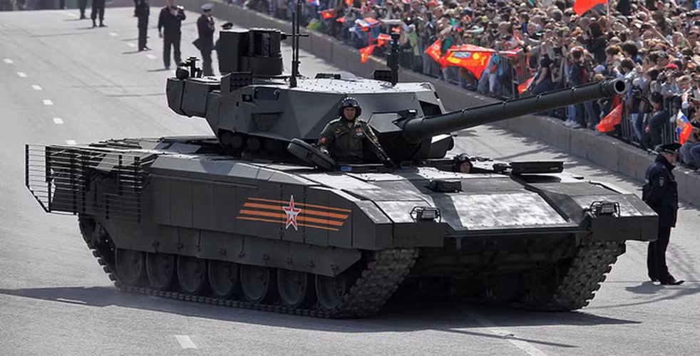 T-14 Armata là loại xe tăng chiến đấu chủ lực thế hệ hoàn toàn mới, thay thế thiết kế xe tăng truyền thống của Nga. Thiết kế T-14 mang tính cách mạng nhất của nó, là sử dụng tháp pháo không người lái; buồng chiến đấu hoàn toàn tách biệt và nằm trong thân xe.