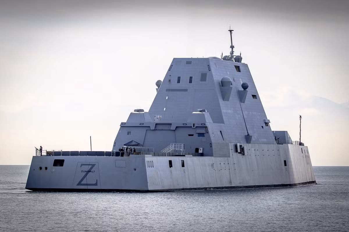 Zumwalt còn được hỗ trợ bởi 1 máy bay trực thăng SH-60 Sea Hawk và 3 chiếc UAV MQ -8 Fire Scout. So với các tàu tuần dương trước đó của Mỹ, USS Zumwalt mang được 80 tên lửa có điều khiển, ít hơn so với tàu khu trục lớp Arleigh Burke (96 tên lửa) và kém xa tàu tuần dương tên lửa lớp Ticonderoga (128 tên lửa). Ảnh: Tàu khu trục lớp Zumwalt - Nguồn: Hải quân Mỹ