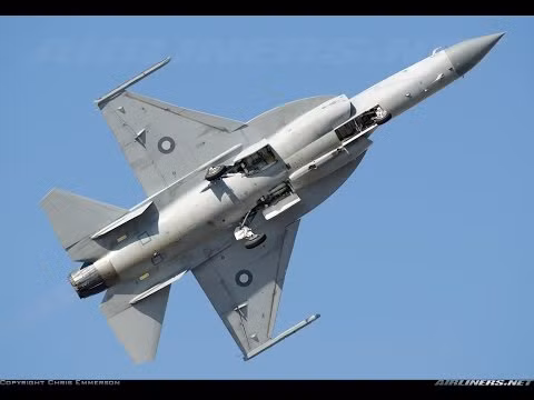 Trong khi đó, FC-1 chỉ là 1 máy bay chiến đấu hạng nhẹ, có kích cỡ tương đương F-16, lại lắp loại động cơ của dòng MiG-29, nổi tiếng vì hiệu suất hoạt động kém với những dòng khói đen mù mịt. Không chỉ có vậy, động cơ RD-93 còn bị đánh giá có độ tin cậy không cao, thiếu an toàn, chỉ nên lắp cho máy bay 2 động cơ như MiG-29/35 để đề phòng sự cố. Ảnh: Máy bay FC-1 của Không quân Pakistan - Nguồn: Wikipedia.