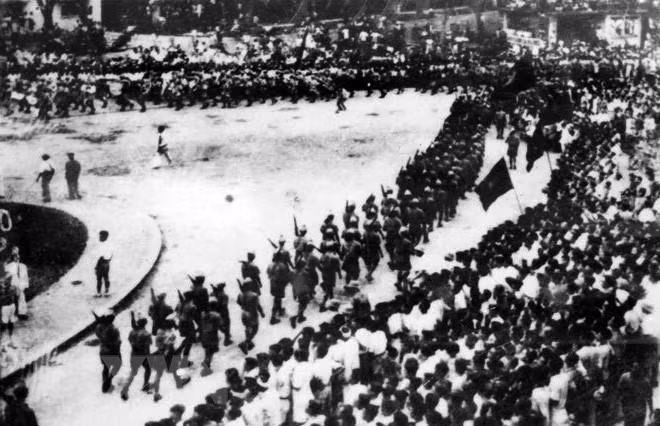 Trong ngày thiêng liêng nhất của dân tộc Việt Nam – ngày 2/9/1945, Việt Nam Giải phóng quân đã có mặt trên Quảng trường Ba Đình lịch sử cùng hàng vạn đồng báo chứng kiến những giờ phút lịch sử lãnh tụ Hồ Chí Minh đọc bản Tuyên ngôn Độc lập khai sinh ra nước Việt Nam Dân chủ Cộng hòa. Kể từ giờ phút đó, Việt Nam Giải phóng quân trở thành lực lượng vũ trang chính thức của đất nước non trẻ.