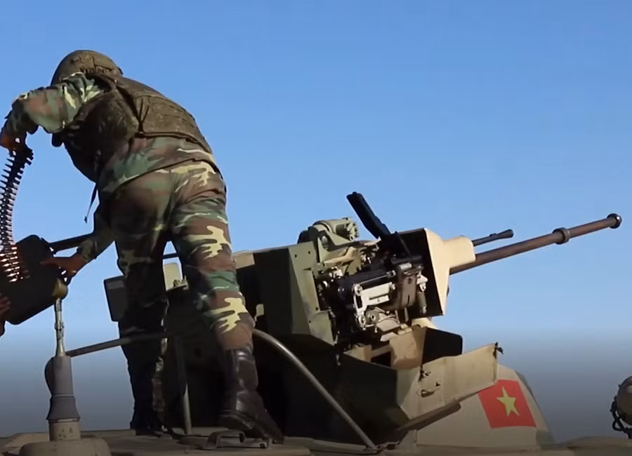 So với loại BTR-60PB mà chúng ta có trong nước, BTR-82A trang bị tháp pháo tự động dạng module thay cho khẩu súng máy 14,5mm trên các đời BTR-60/70 và 80. Trên tháp pháo này lắp nhiều loại vũ khí gồm: pháo tự động 2A72 30mm; súng máy đồng trục PKT. Trong ảnh, chiến sĩ Việt Nam đang thao tác chuẩn bị lắp đạn khẩu PKT 7,62mm để thi bài diệt mục tiêu cự ly gần.