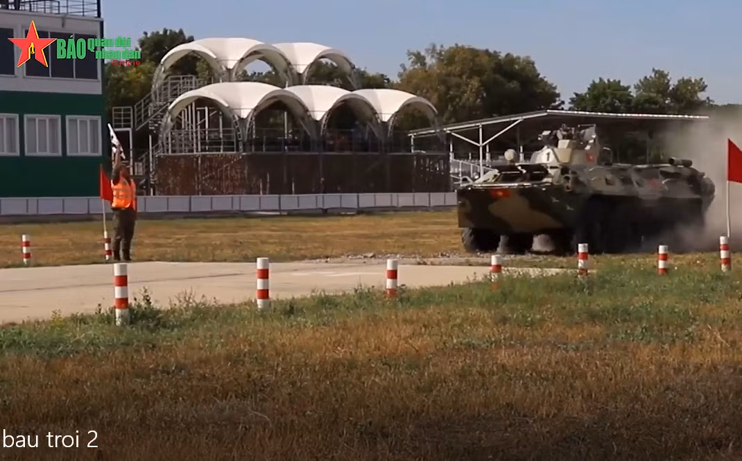 Mặc dù không phải là lần đầu tiên Việt Nam được lái BTR-82A, nhưng nó là lần đầu với các chiến sĩ phòng không không quân tham gia cuộc thi này. Dù vậy, nhìn qua các đoạn video ghi lại trận thi đấu đầu tiên ngày 26/8, chúng ta có thể thấy rằng Đội tuyển Việt Nam lái những thiết giáp BTR-82A rất tự tin, việc vận hành các vũ khí trang bị trên xe trông như không quá khó khăn. Ảnh: QĐND.