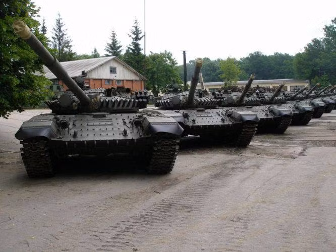 Quan hệ Mỹ - Ukraine trong lĩnh vực quân sự trong thời gian qua có thể nói là phát triển vượt bậc. Mỹ đã viện trợ cho Ukraine nhiều tàu tuần tra cho Hải quân, xe thiết giáp cho lực lượng mặt đất,… Ukraine cũng dần chuyển sang sản xuất và sử dụng súng với cỡ đạn 5.56x45mm tiêu chuẩn NATO và nhiều công nghệ khác. Ảnh: Xe tăng chiến đấu chủ lực T-72 của Ukraine chuẩn bị bước vào quá trình nâng cấp
