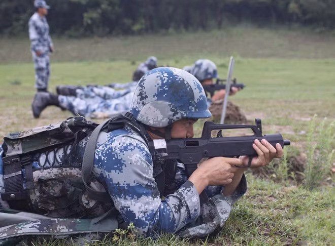 QCW-05 đã chiến thắng trong cuộc thi thiết kế súng tiểu liên kiểu mới cho Quân đội giải phóng nhân dân Trung Hoa (PLA) được khởi xướng đầu những năm 1990. Nó sử dụng cơ chế Bullup tương tự như súng trường QBZ-95 tạo cảm giác quen thuộc cho binh sĩ Trung Quốc. Ảnh: Bộ đội Trung Quốc huấn luyện với súng tiểu liên QCW-05.