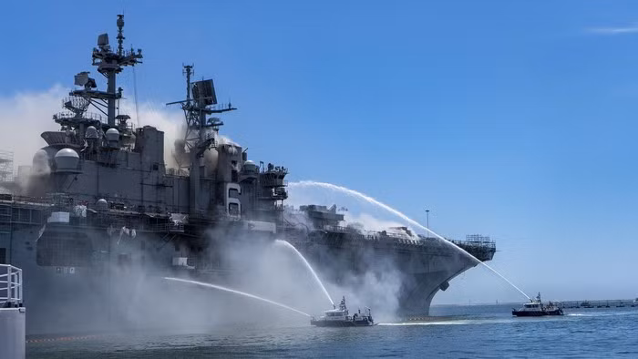 Đã có 63 người bị thương trong nỗ lực dập tắt ngọn lửa bao trùm tàu USS Bonhomme Richard bao gồm 40 thủy thủ và 20 dân thường, đồng thời đã có hơn 400 thủy thủ từ 12 tàu chiến khác đang neo đậu trong quân cảng San Diego tham gia chữa cháy. Trực thăng cũng đã dội khoảng 1.500 bồn nước để hạ nhiệt cho con tàu. Ảnh Tàu cứu hộ phun nước chữa cháy vào tàu USS Bonhomme Richard.