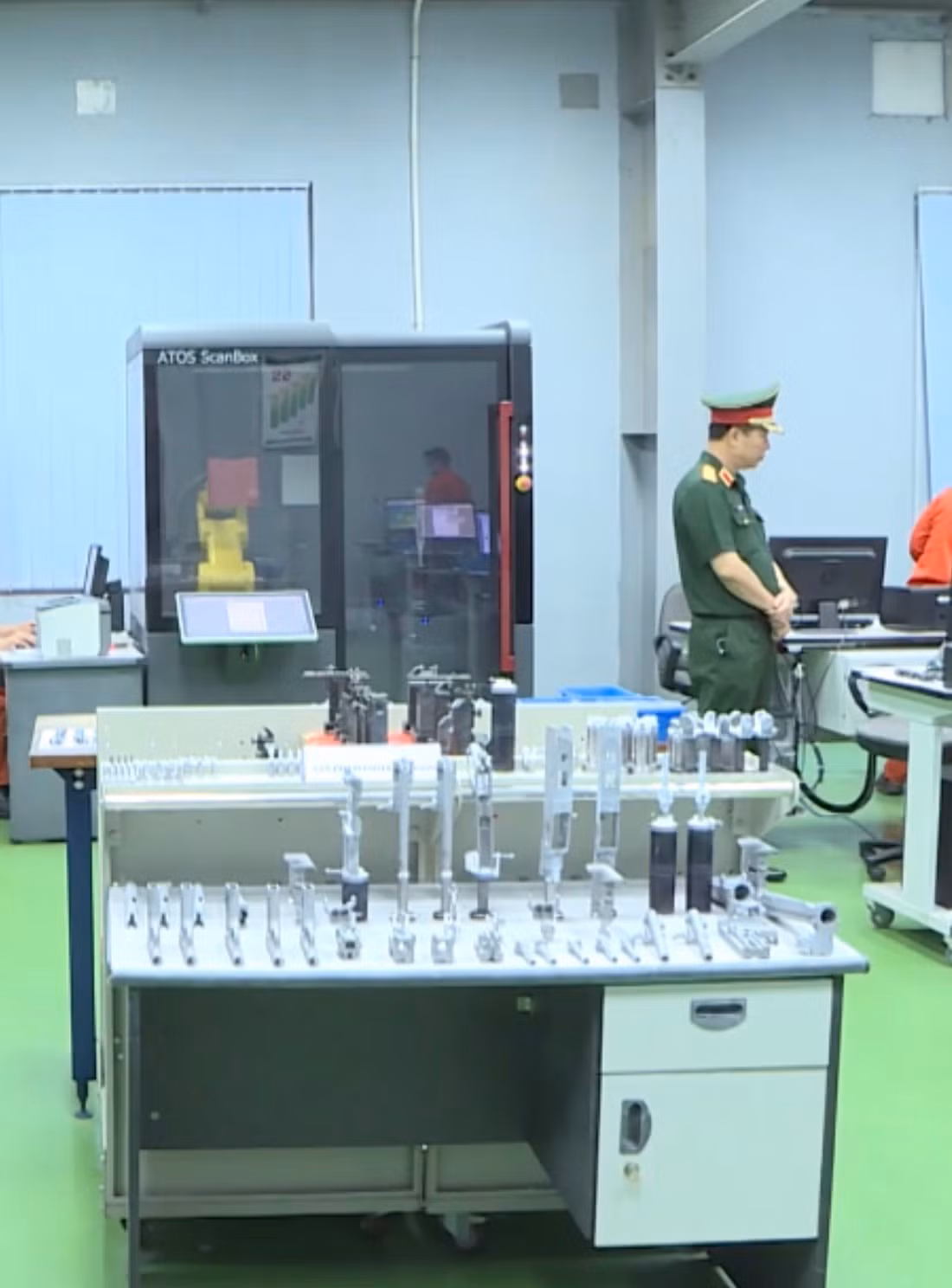 Bằng việc áp dụng dây chuyền sản xuất đồng bộ và hiện đại, có tính năng cao, hàng năm, Tổng cục Công nghiệp Quốc phòng có thể sản xuất ra hàng trăm ngàn súng bộ binh, pháo cối, súng không giật, súng chống tăng, súng phóng lựu các loại đủ để trang bị đại trà đáp ứng nhu cầu tác chiến của quân đội cũng như hướng đến thị trường xuất khẩu. Hiện nay, nền công nghiệp của ta đã tự chủ chế tạo được mọi loại súng trang bị cho một sư đoàn bộ binh đủ quân, là một thành tựu vô cùng to lớn. Ảnh: Các chi tiết súng do nhà máy Z-111 chế tạo bằng công nghệ hiện đại.