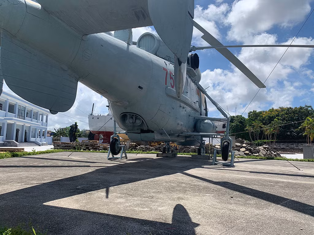 Ka-25 có thể mang vũ khí để tiêu diệt các tàu ngầm mà nó phát hiện. Nhìn kĩ ở dưới bụng là khoang bom trong thân cho phép mang 1-2 quả ngư lôi 450mm AT-1/1M có tầm bắn 10km. Ngoài ra, hai giá treo ở dọc thân có thể mang thùng nhiên liệu phụ hoặc bom chìm chống tàu ngầm.