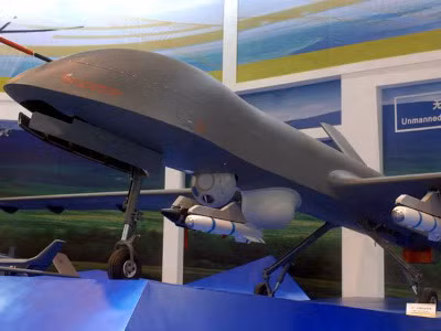 Lô UAV Rainbow-4B của Algeria có thêm ba ăng-ten ở mặt sau, có thể là do việc bổ sung một liên kết dữ liệu mới, để phù hợp với hệ thống chiến đấu của quân đội Algeria.