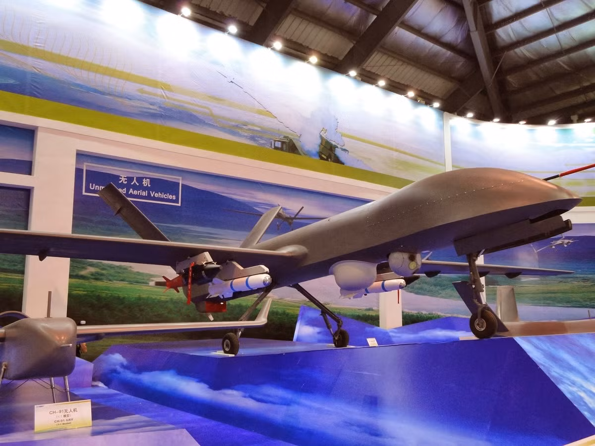 Rainbow-4B là loại UAV vũ trang và trinh sát, có thể mang theo vũ khí có tải trọng lên tới 250 đến 345 kg và phóng tên lửa không đối đất từ độ cao 5.000 m, nằm ngoài tầm bắn hiệu quả của hầu hết các loại súng pháo phòng không và tên lửa phòng không vác vai hiện nay.