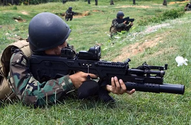 Trước đây, Hải quân đánh bộ Việt Nam thường sử dụng loại súng phóng lựu kẹp nòng T-40 do Thổ Nhĩ Kỳ thiết kế chế tạo dựa trên loại súng phóng lựu M203 của Mỹ. Nó hay được sử dụng trên các loại súng trường như HK33, G3 hay Tar-21. Ảnh: Chiến sĩ Hải quân đánh bộ Việt Nam với súng GTar-21 gắn T-40.