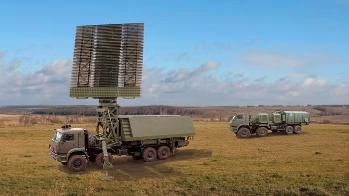 Ngày 21/5/2020 vừa qua, Tổng giám đốc công ty Rosoboronexport (chuyên trách về vấn đề buôn bán vũ khí của Nga) cho biết Nga đã bắt đầu giới thiệu phiên bản xuất khẩu của radar có khả năng phát hiện mục tiêu bay với tốc độ siêu thanh tên gọi 59N6-TE. Các công việc tiếp thị để có thể đưa sản phẩm ra chào bán thị trường đã được bắt đầu. Ảnh: Xe chở đài radar 59N6-TE và xe chỉ huy. Nguồn: Rosoboronexport.