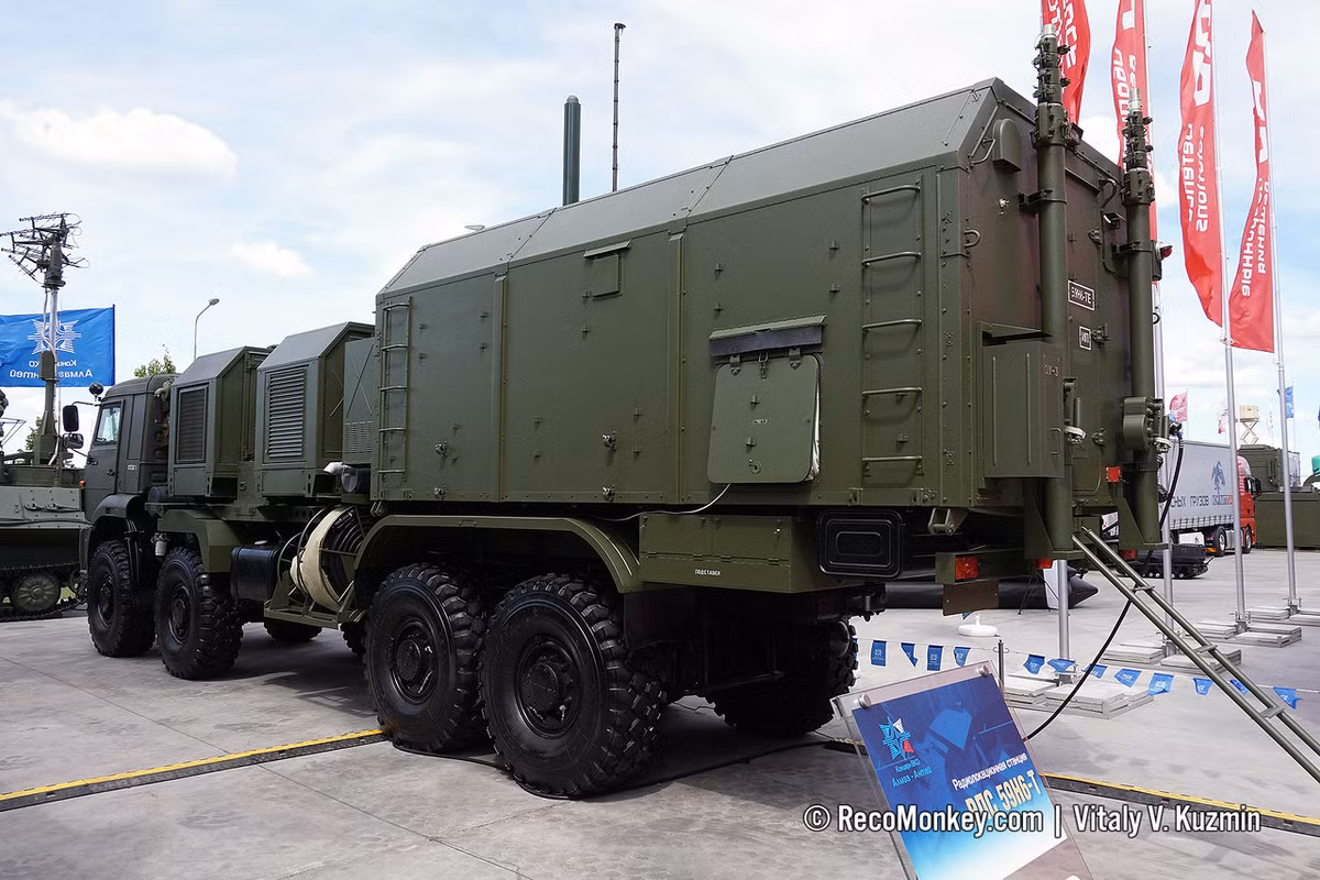 Cả xe mang hệ thống radar và xe chỉ huy đều được thiết kế đặt trên khung gầm cơ sở Kamaz 8x8 có tính cơ động cao, việt dã tốt, có thể vượt qua nhiều loại địa hình phức tạp, nhanh chóng triển khai cũng như thu hồi radar, tránh để bị đối phương phát hiện. Ảnh: Cận cảnh xe chỉ huy của tổ hợp 59N6-T.