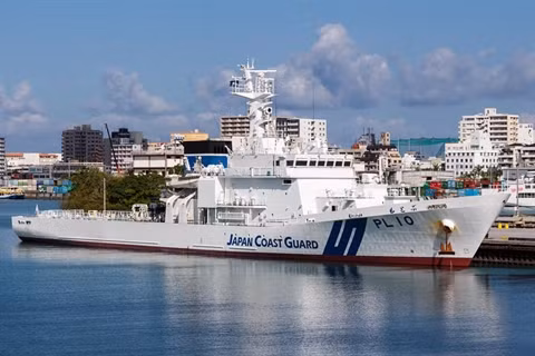 Và trong chuyến thăm Nhật Bản của tàu CSB-8002 hồi cuối năm 2019, đoàn công tác của Bộ tư lệnh Cảnh sát biển Việt Nam cũng đã lên tham quan tàu tuần tra PL-10 Buko của Lực lượng Bảo vệ bờ biển Nhật Bản tại cảng Yokohama. Tàu PL-10 thuộc lớp Kunigami cũng chính là nguyên mẫu của TT-1500 Việt Nam chuẩn bị khởi đóng. Đây là một động thái cực kỳ rõ ràng cho những dự định của chúng ta trong tương lai. Ảnh: Tàu PL-10 Buko của Lực lượng Bảo vệ bờ biển Nhật Bản đậu tại cảng Yokohama.