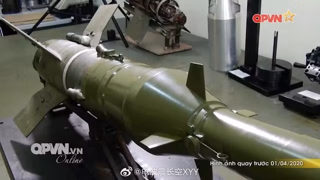 Việc vẫn sử dụng kiểu dẫn bắn bằng dây kiểu cũ này có nhược điểm là sẽ giới hạn tầm bắn của đạn cùng với phụ thuộc rất lớn độ chính xác của phát bắn vào yếu lĩnh của người lính tuy nhiên ưu điểm là nó sẽ không bị ảnh hưởng bởi các hệ thống gây nhiễu điện tử trên các loại xe tăng hiện đại. Ảnh: Cận cảnh đạn tên lửa CTVN-18 với đầu nổ đúp 2 tầng chuyên diệt phương tiện bọc thép sử dụng giáp phản ứng nổ.