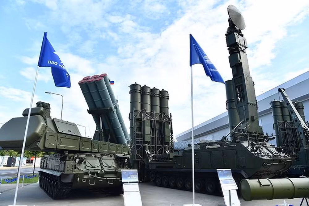 Được tổ chức đồng thời với Hội thao Quân sự Quốc tế Army Games 2020 là Diễn đàn Army 2020, nơi trưng bày và triển lãm những mẫu vũ khí hàng đầu cũng của Nga cũng như Liên Xô cũ, được tổ chức tại Alabino - ngoại ô thủ đô Moscow. Diễn đàn năm nay có đại diện đến từ 92 quốc gia tham dự, trong đó có 18 đoàn đại biểu cấp cao, cùng với đó là sự góp mặt của 1.500 tổ chức doanh nghiệp quốc phòng với khoảng 28.000 hiện vật được trưng bày. Trong đó, diễn đàn năm nay cũng giới thiệu một số mẫu vũ khí mới vừa được ra mắt lần đầu tiên. Ảnh: Một góc khu trưng bày khí tài ngoài trời tại Army 2020. 