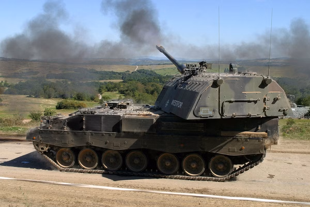  Top 3 - Pháo tự hành bánh xích PzH 2000 - Panzerhaubitze 2000 cỡ nòng 155mm. Pháo được phát triển bởi công ty Krauss-Maffei Wegmann của Đức vào năm 1996 và chính thức được đưa vào biên chế từ năm 1998. Pháo sử dụng hệ khung gầm của xe tăng Leopard 2 với một tháp pháo xoay cùng hệ thống điều khiển hỏa lực tiên tiến, máy nạp đạn tự động, hệ thống phát hiện cháy và chữa cháy tự động vô cùng hiện đại. Ảnh: Pháo tự hành PzH 2000 của quân đội Đức khai hỏa.
