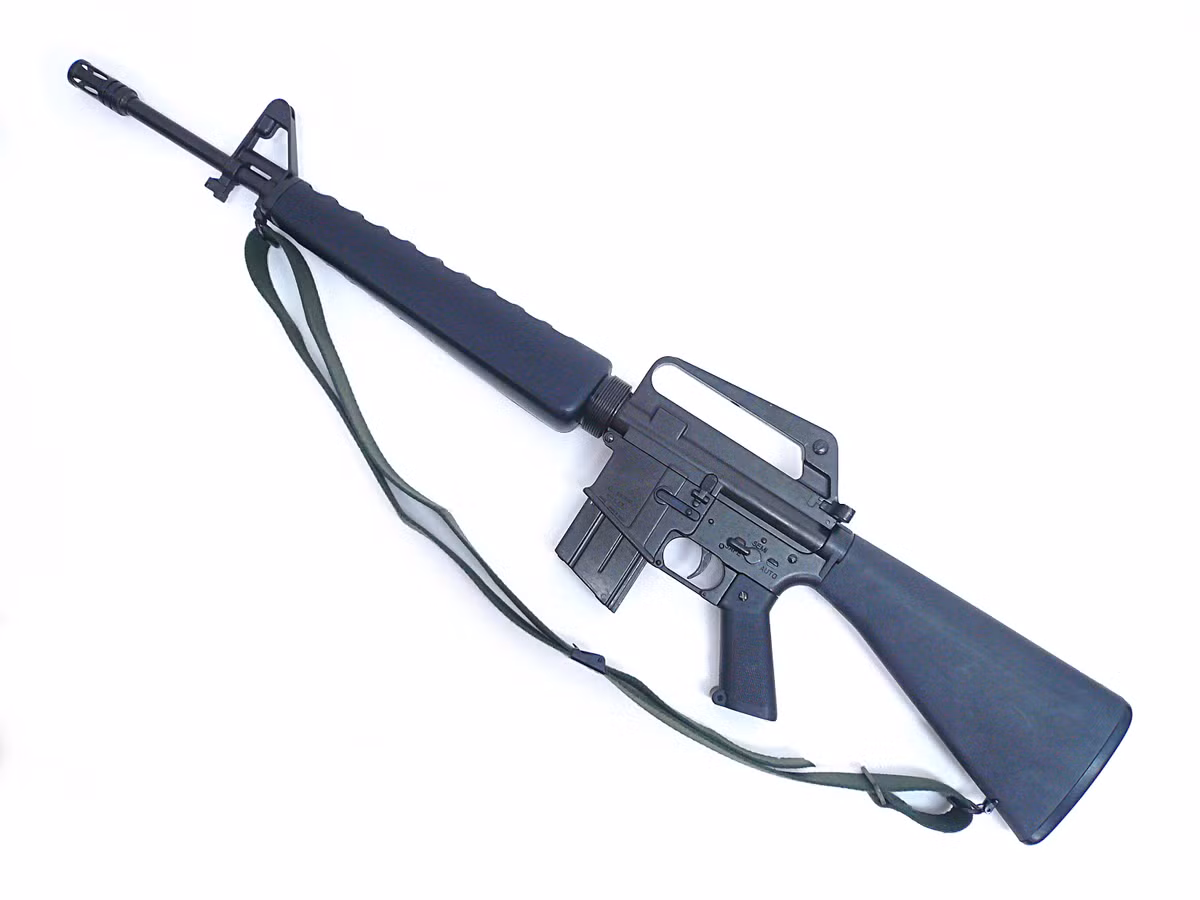 Vào đầu những năm 1980, Lục quân và Thủy quân lục chiến Mỹ quyết định nâng cấp tiểu liên M16A1. Kết quả là một phiên bản cải tiến có tên là M16A2, tiếp sau này là M16A3, M16A4 và phiên bản carbine M4A1 nhỏ gọn hơn. Ảnh: Tiểu liên M16A1 - Nguồn: Wikipedia.