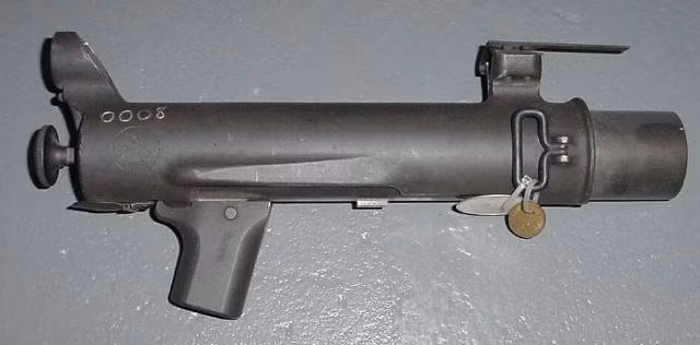 Cũng từ năm 1963, Quân đội Mỹ đã có ý tưởng trang bị súng phóng lựu 40 mm cho M16; vào tháng 12/1966, khẩu súng phóng lựu nòng trơn XM148 đầu tiên đã được chuyển đến chiến trường Việt Nam. XM148 bắn phát một, nạp đạn phía sau và nó chỉ tồn tại được 5 tháng, sau đó được kết luận rằng, nó “không đạt yêu cầu để sử dụng trong chiến đấu”. Ảnh: Súng phóng lựu XM148 - Nguồn: Wikipedia.