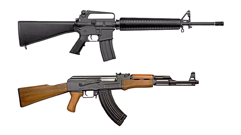 Quân đội Mỹ quyết định trang bị súng M16 vào đầu thập niên 1960, sau khi Liên Xô và đồng minh của họ trang bị đại trà tiểu liên AK-47; việc đưa vào trang bị M16 cũng là bước đánh dấu việc Quân đội Mỹ bỏ khái niệm súng trường chiến đấu có cỡ nòng lớn, tầm bắn xa để chuyển sang một loại vũ khí nhẹ hơn, nhỏ gọn hơn và bắn được loại đạn nhỏ hơn. Ảnh: Tiểu liên M-16A1 và AK-47 - Nguồn: Wikipedia.