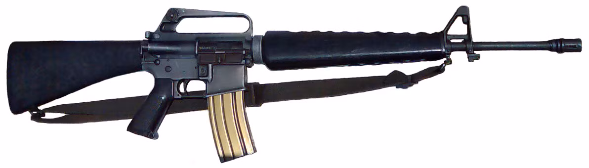 Nhà sản xuất Colt và Quân đội Mỹ tiếp tục chế tạo M16A1, biến nó trở thành một vũ khí nguy hiểm hơn. Năm 1969 đưa vào sử dụng hộp tiếp đạn 30 viên thay cho hộp tiếp đạn 20 viên ban đầu, làm cho số hỏa lực trong một lần phải thay hộp tiếp đạn tăng lên. Ảnh: Tiểu liên M16A1 với hộp tiếp đạn 30 viên - Nguồn: Wikipedia.
