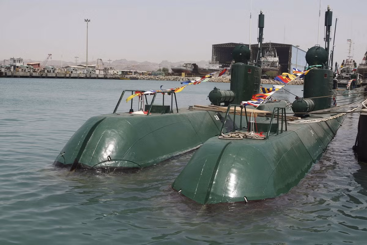 Chắc chắn số lượng, chất lượng những tàu ngầm loại nhỏ của Iran không thể sánh được với những tàu ngầm hạt nhân của Mỹ; tuy nhiên đội hình tàu ngầm của Iran rất có ý nghĩa quân sự, trong bối cảnh các mục tiêu chiến lược của Iran là tại vịnh Ba Tư. Ảnh: Tàu ngầm tự đóng nhiều nhất của Iran lớp Ghadir - Nguồn: Hisutton